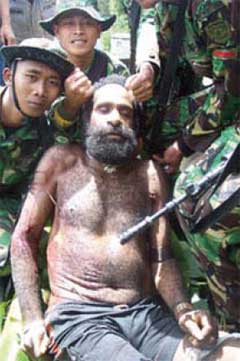 Indonesian soldiers murder Yustinus Murib then pose with his body 